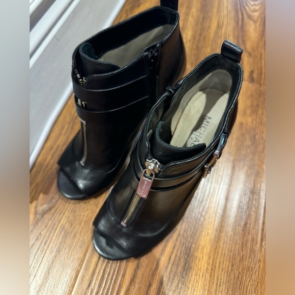 NEW MICHAEL KORS BRENA black leather peep toe boots (size 6.5) - Picture 4 of 8
